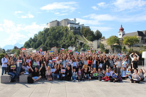 دانشجویان بین المللی دانشگاه سالزبورگ اتریش که با پرچم کشورشان دور هم جمع شده اند.