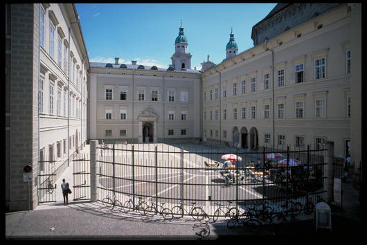 محوطه و ورودی دانشکده حقوق دانشگاه سالزبورگ اتریش