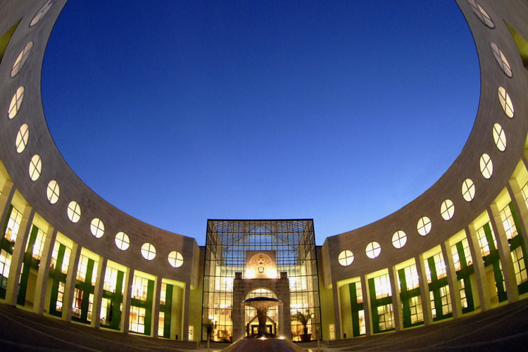 ساختمان گرد به شکل پرنده که دانشکده علوم اجتماعی دانشگاه سالزبورگ اتریش بغل می کند