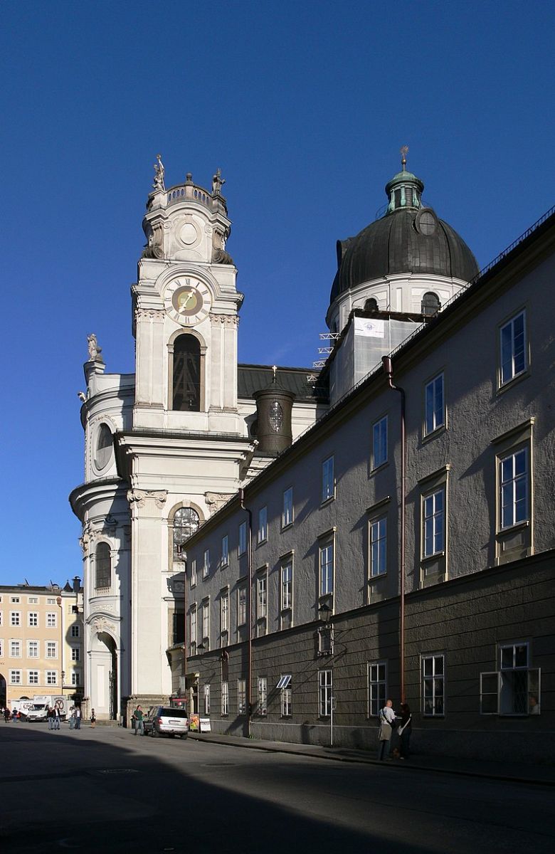 ساختمان و ستون بلند ساعتی دانشکده الهیات کاتولیک دانشگاه سالزبورگ اتریش 