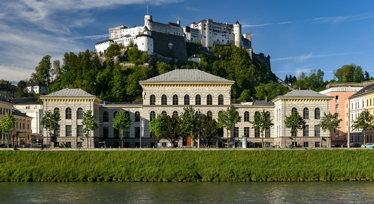 طبیعت سرسبز و رودخانه خروشان که زیبایی دانشگاه سالزبورگ اتریش را دو چندان می کند.