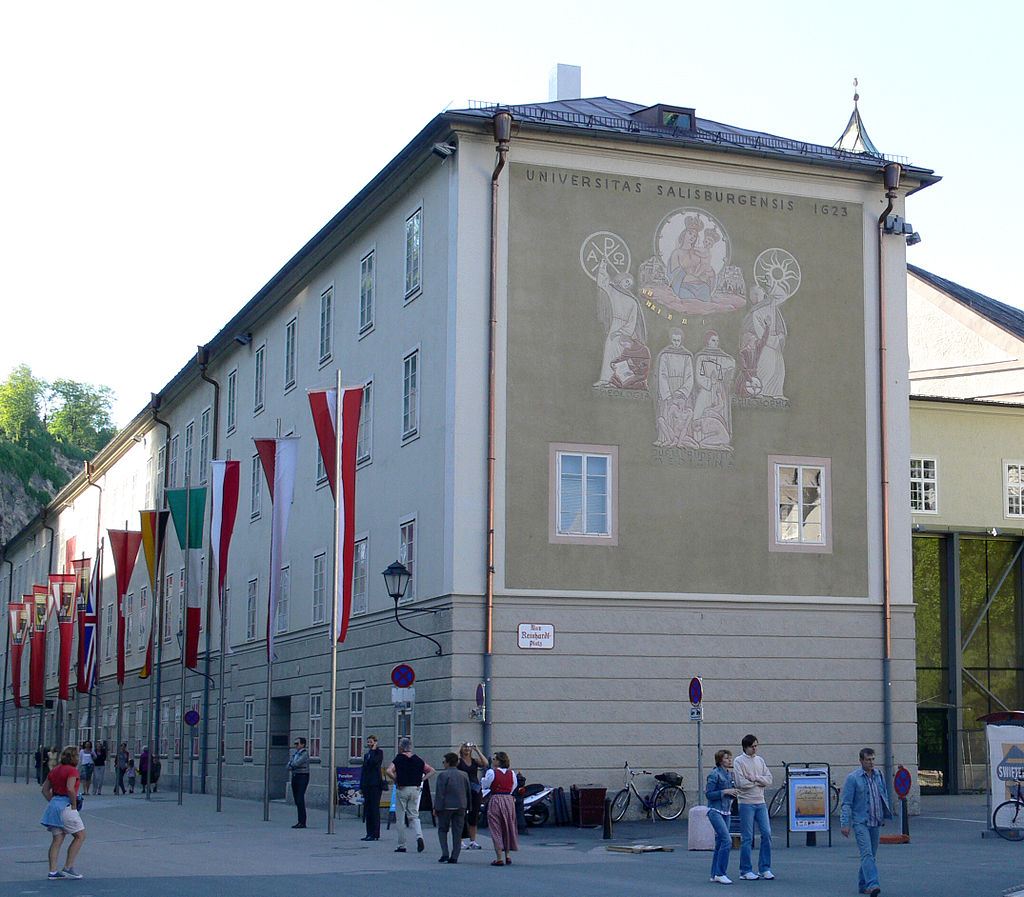 کتابخانه دانشگاه سالزبورگ اتریش که دانشجویان در حال ورود به انجا می باشند.